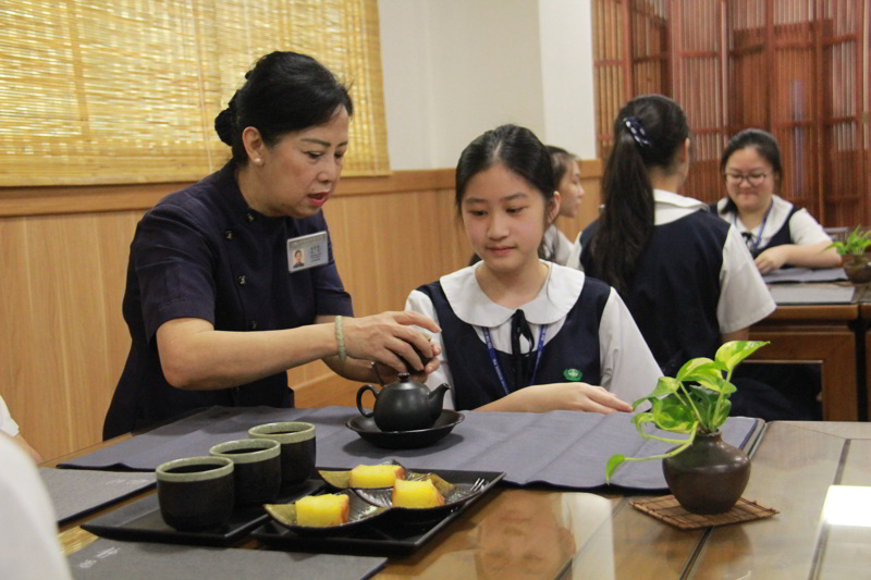 Building a Humanistic Character through Tea Ceremony Class 