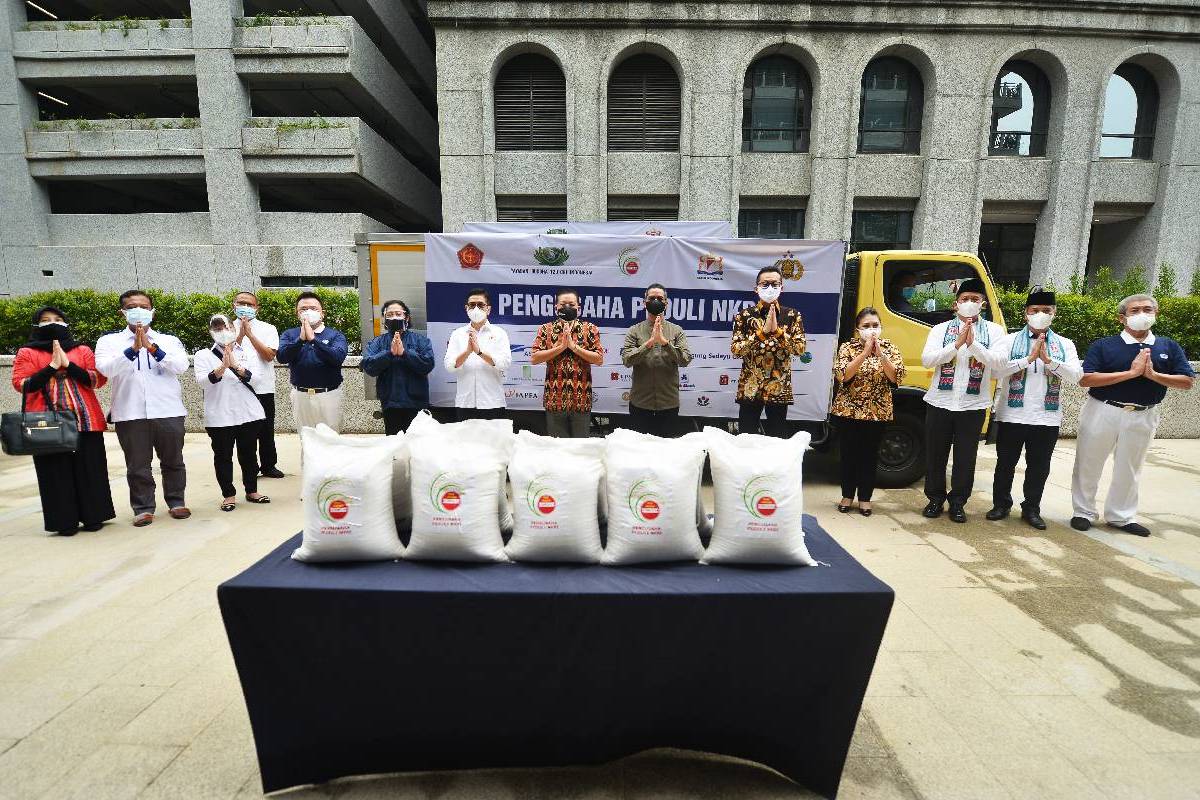 Tzu Chi and Entrepreneurs Caring for the NKRI Distribute Emergency PPKM Aid for 7 Million Families
