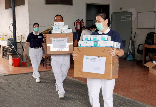 Tzu Chi Delivers 30.000 Masks for Hospitals in Medan 