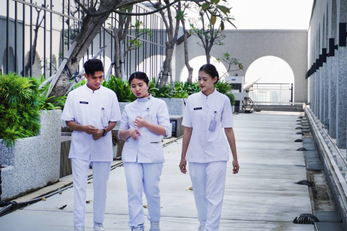 Tzu Chi Scholarship Helped Dea and Andika Achieve Their Dream of Becoming a Nurse