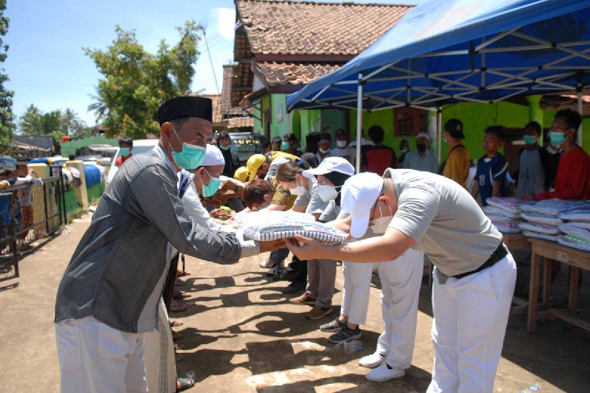Aid for Residents Affected by Floods in Serang