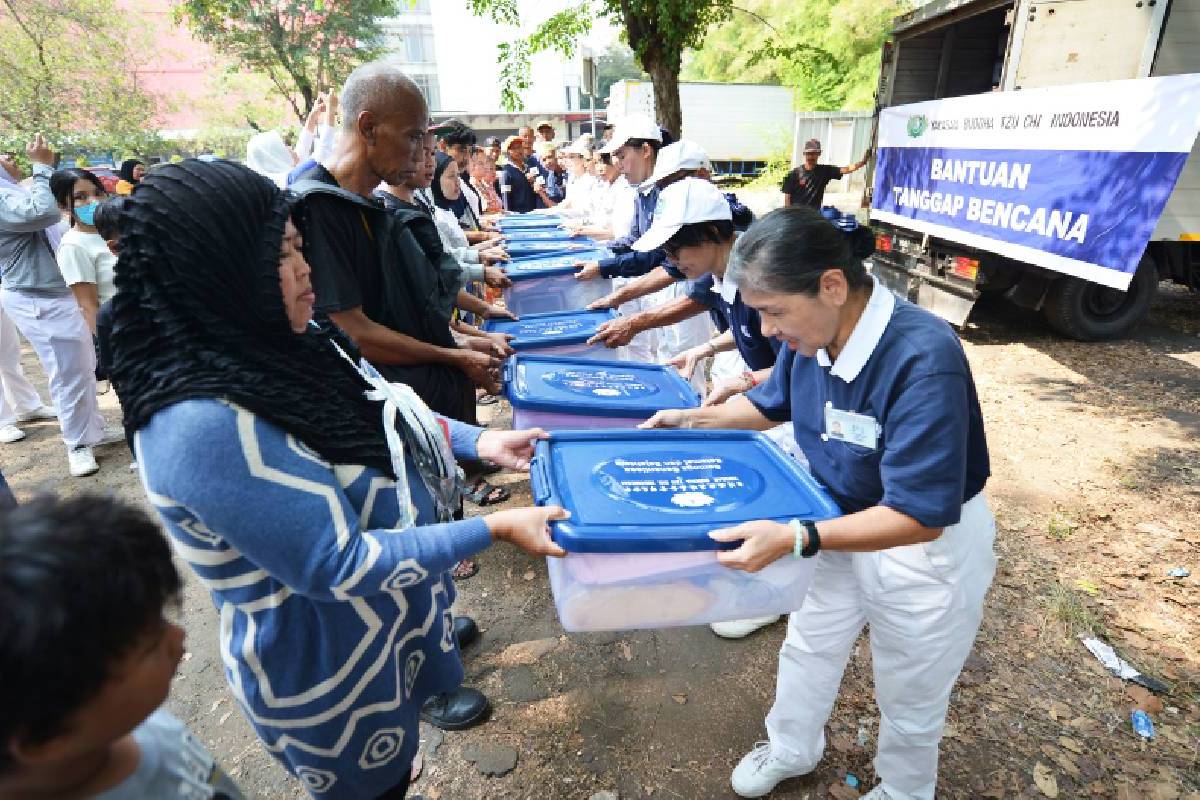 Easing the Grief of Residents Affected by the Fire in Manggarai Neighborhood