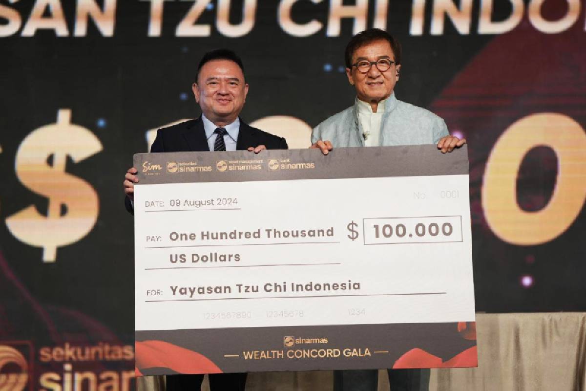 Donasi Hasil Lelang Jaket Jackie Chan untuk Tzu Chi Indonesia