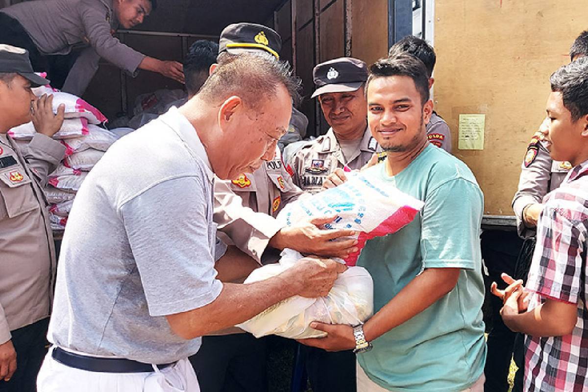 Bantuan 500 Paket Sembako di Kota Padang	