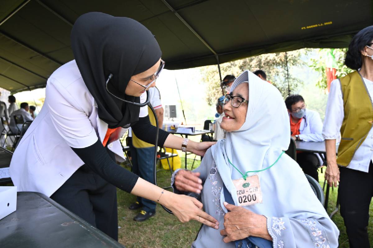 Tzu Chi dan Kemhan RI Gelar Baksos Kesehatan di Desa Sirnajaya, Bogor