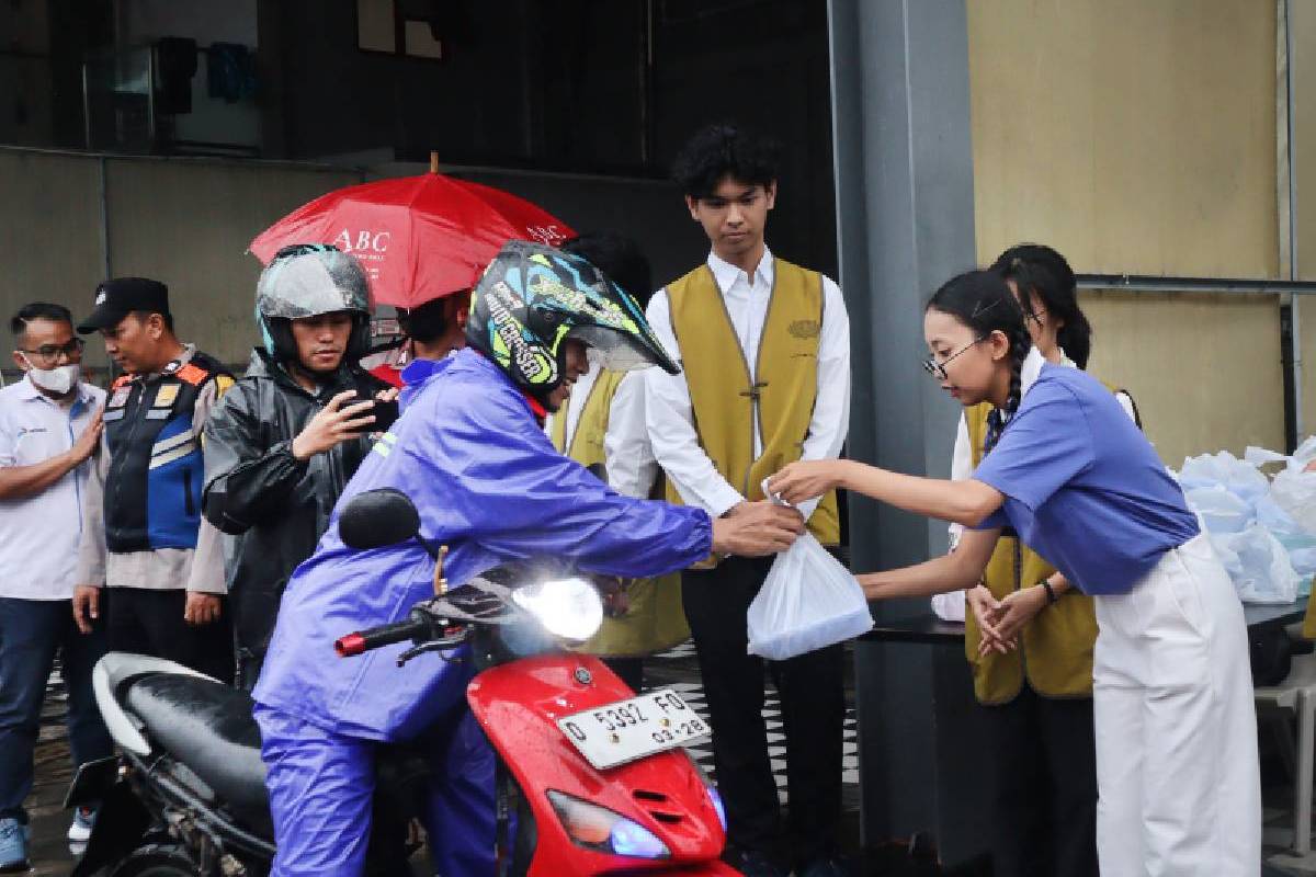 Tzu Chi Bandung Bagikan 1.047 Paket Nasi Cinta Kasih untuk yang Berpuasa