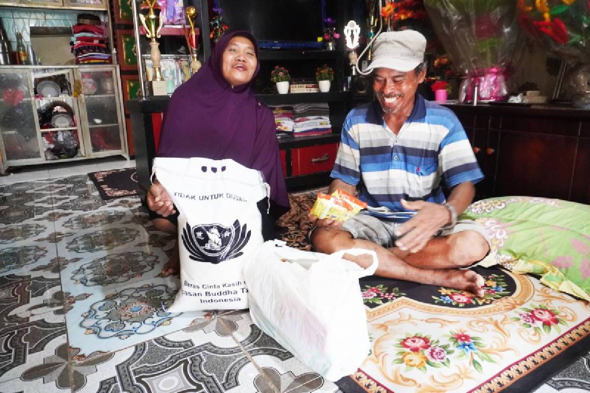 Paket Lebaran Tzu Chi dan Bazaar Murah yang Bikin Warga Kamal Muara Riang Gembira