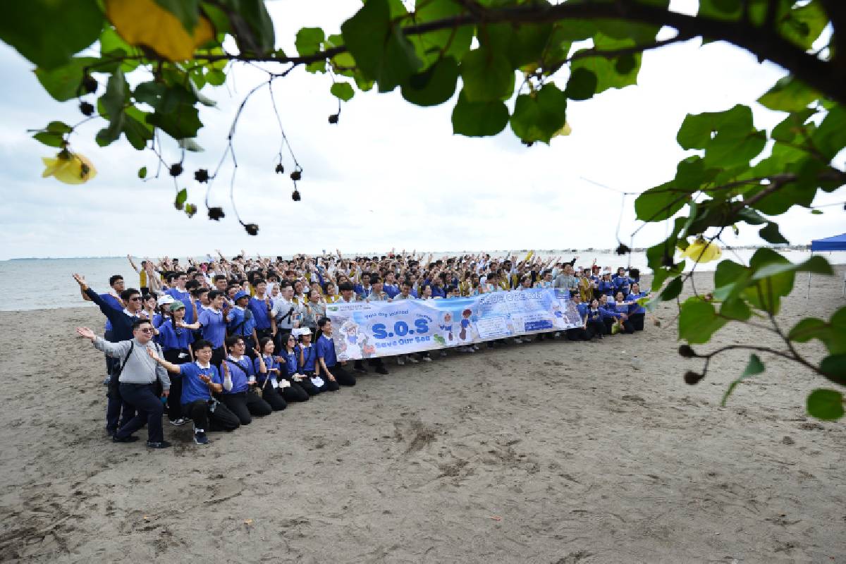 Bersih-Bersih Pantai dan Pembagian Sembako di Tanjung Pasir