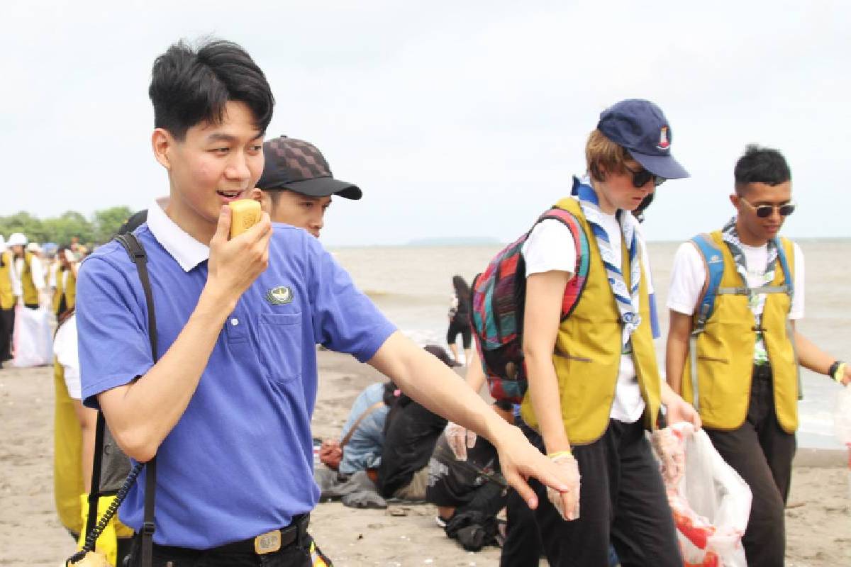 Aksi Keren Muda-mudi Tzu Chi Bersihkan Pantai Tanjung Pasir 