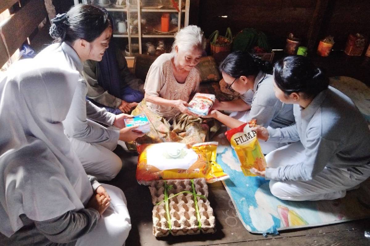 Berbagi Kasih untuk Lansia di Desa Muara Pantun