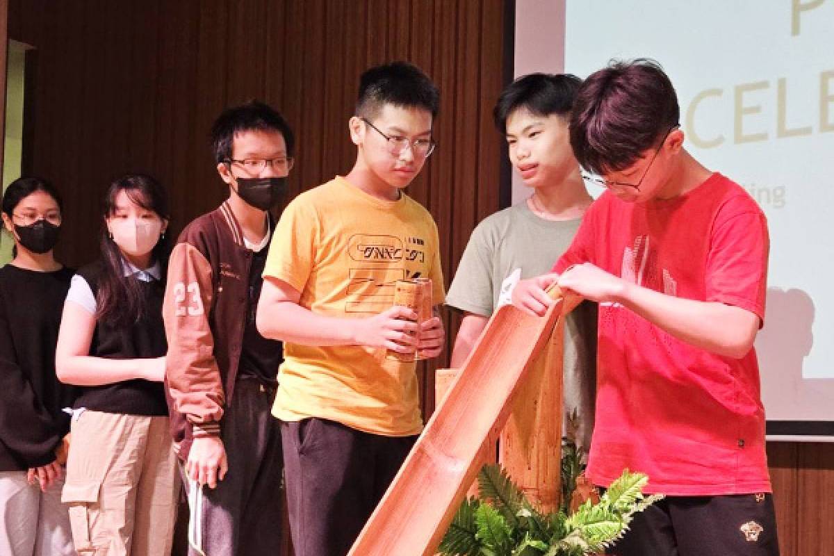 Penuangan Celengan di Sekolah Sinar Dharma Tambora