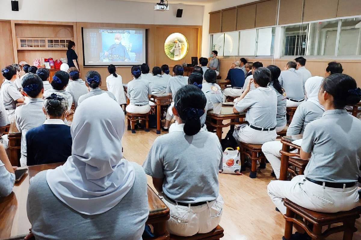 Mendalami Dharma, Menguatkan Kebajikan