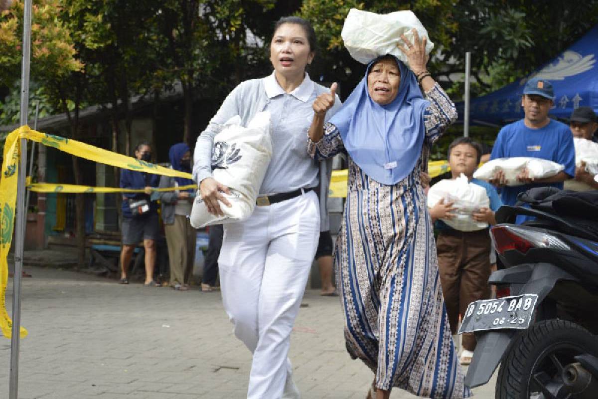 Ribuan Paket Cinta Kasih untuk Warga Selapajang