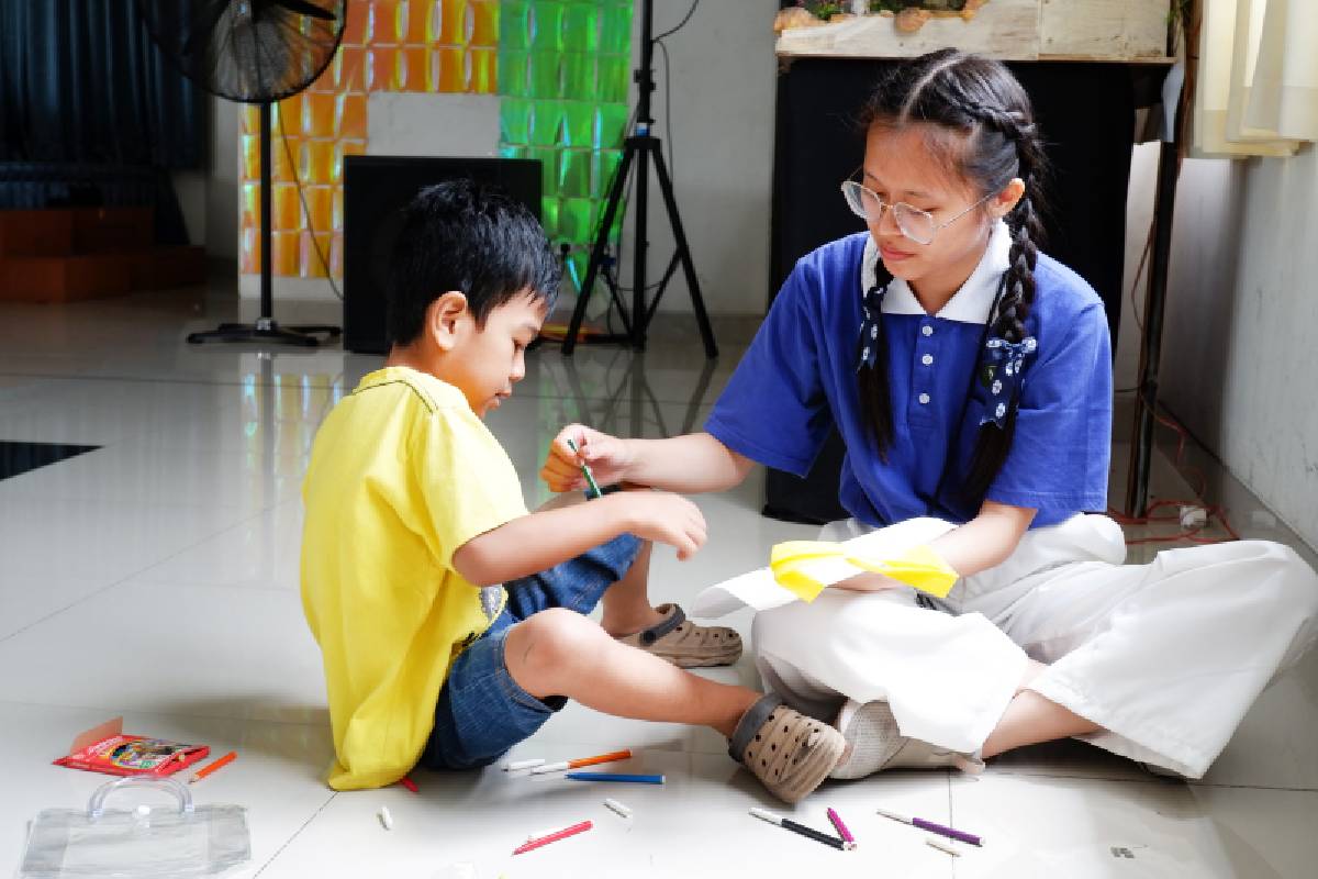 Muda-Mudi yang Menebar Senyuman di Yayasan Bhakti Luhur