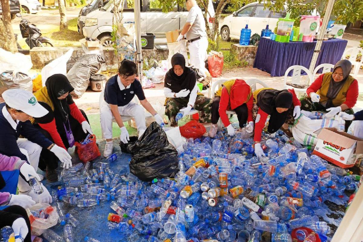 Sinergi Relawan Tzu Chi dan Bank Sampah Serumpun Asoka: Pemilahan Sampah untuk Amal Kebaikan Bersama