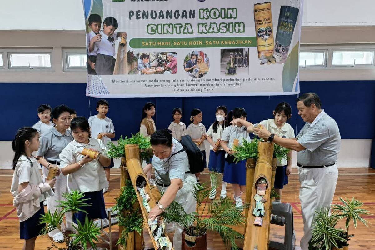 Penuangan Celengan Bambu di Stella Gracia School