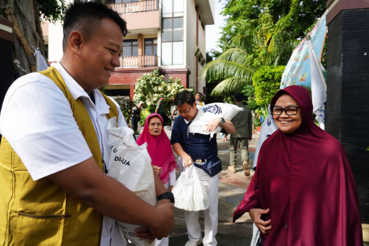 Relawan Tzu Chi Bagikan Paket Lebaran untuk Warga Kapuk Muara