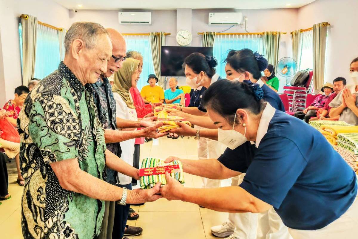 Kado Kasih Jelang Imlek di Panti Werdha Wisma Mulia