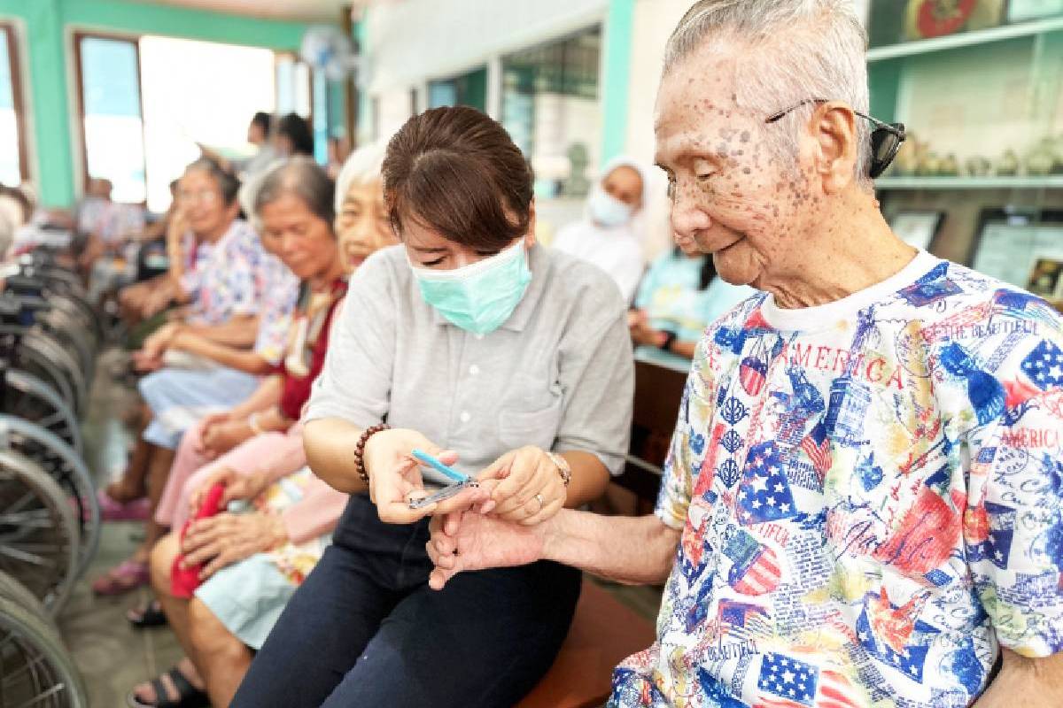 Berkah dalam Senyuman Oma dan Opa