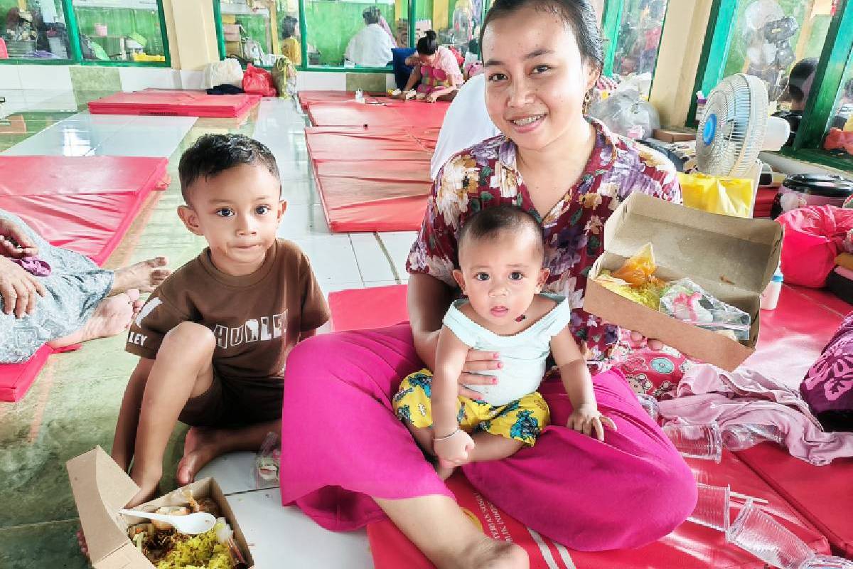 Nasi Hangat Bagi Korban Banjir di Makassar