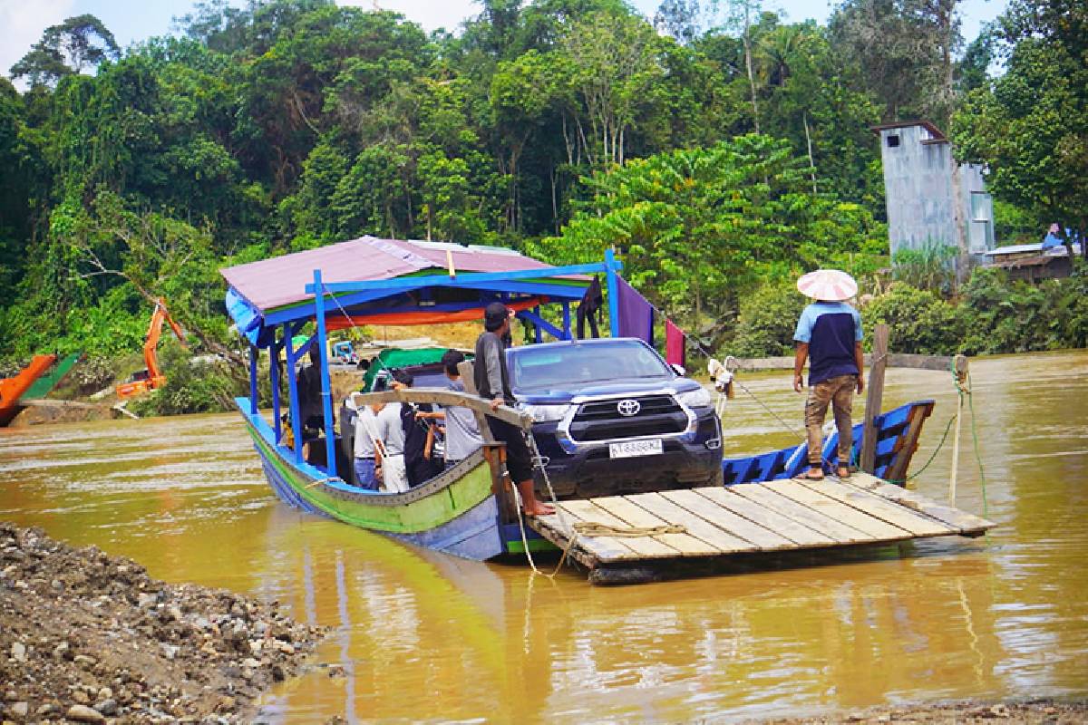 Pemberian Bantuan ke Lokasi yang Terisolir Banjir di Kab. Mahakam Ulu 