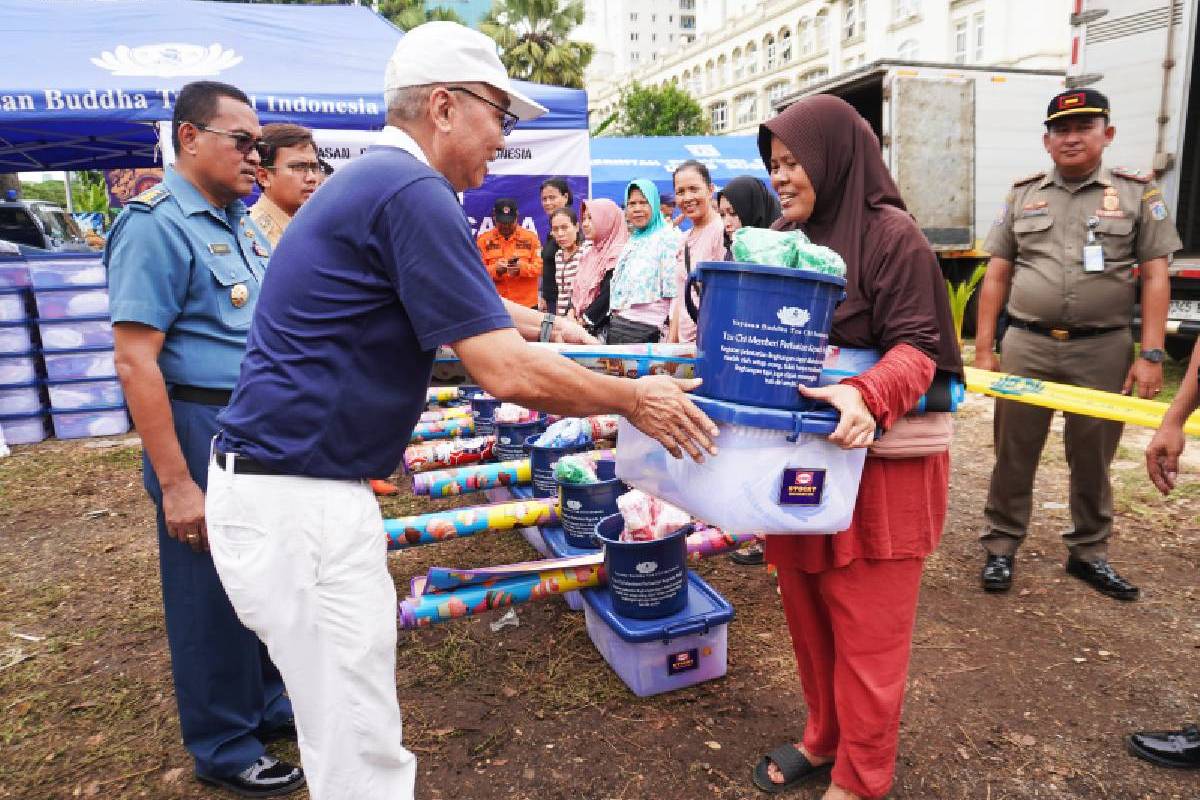 Mengembuskan Semangat Warga Penyintas Kebakaran di Kemayoran Melalui Paket Bantuan Tzu Chi 