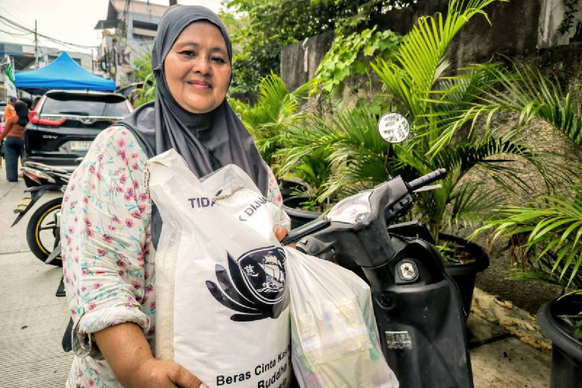 Menjalin Cinta Kasih di Bulan Suci: 580 Paket Lebaran untuk Warga Pekojan