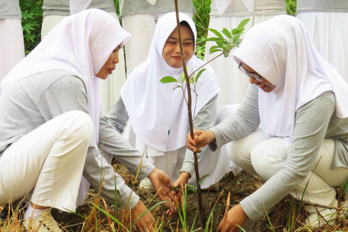 Penanaman 100 Bibit Tanaman Buah oleh Relawan Tzu Chi Cabang Sinar Mas di Desa Membalong, Belitung