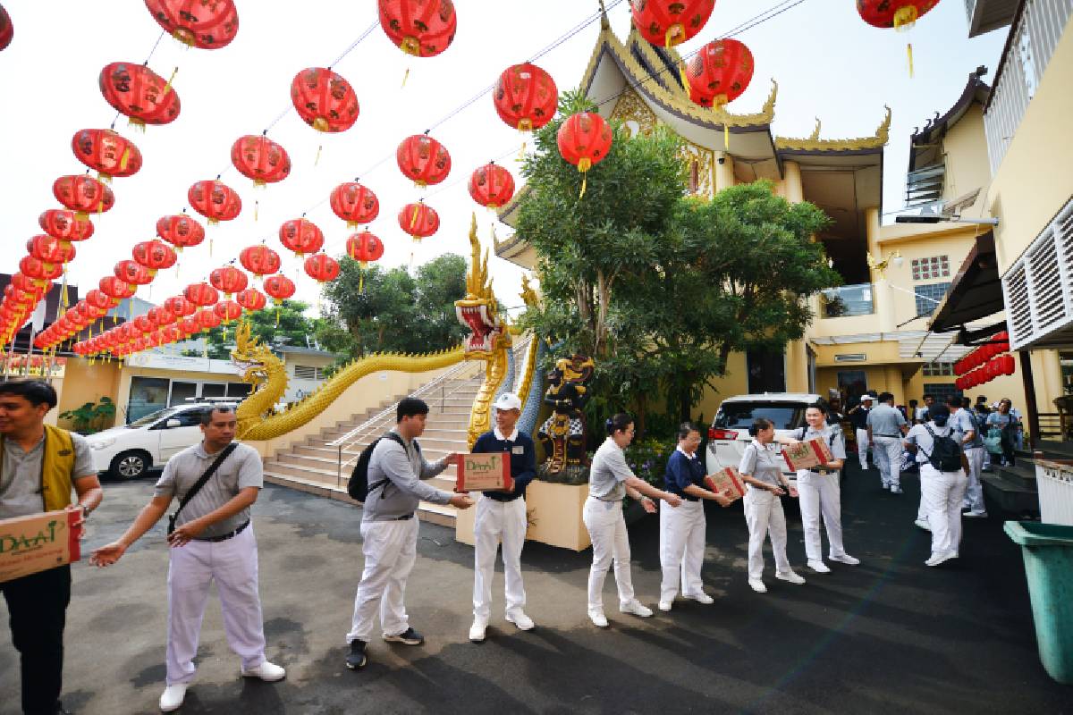 Sambut Imlek, Tzu Chi Bagikan 222 Paket Sembako untuk Warga Kurang Mampu