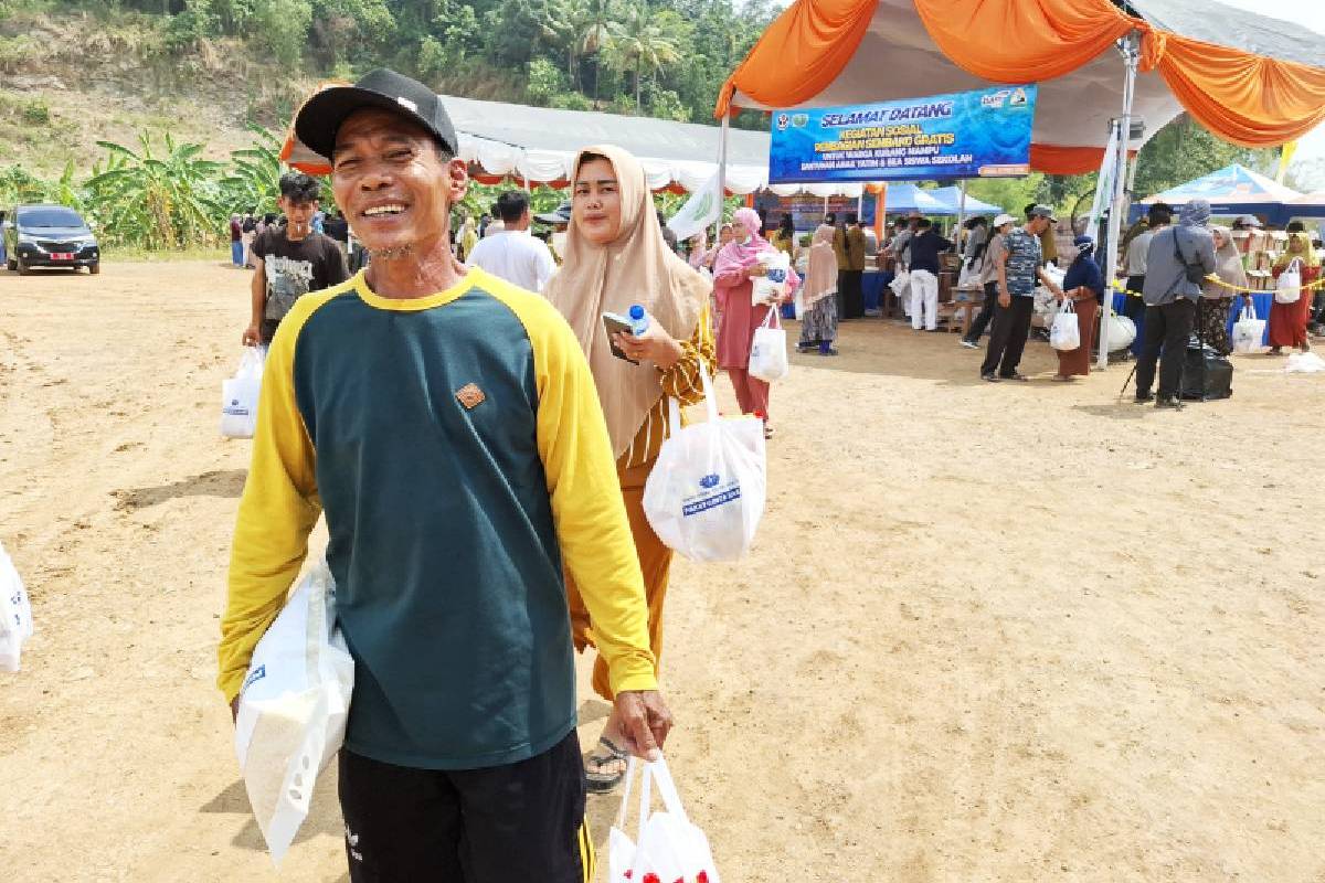 Bantuan Sembako dan Beasiswa bagi warga Gunung Batu, Serang