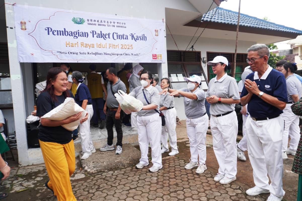 Indahnya Berbagi, Tzu Chi Bagikan 600 Paket Lebaran di Cakung Timur