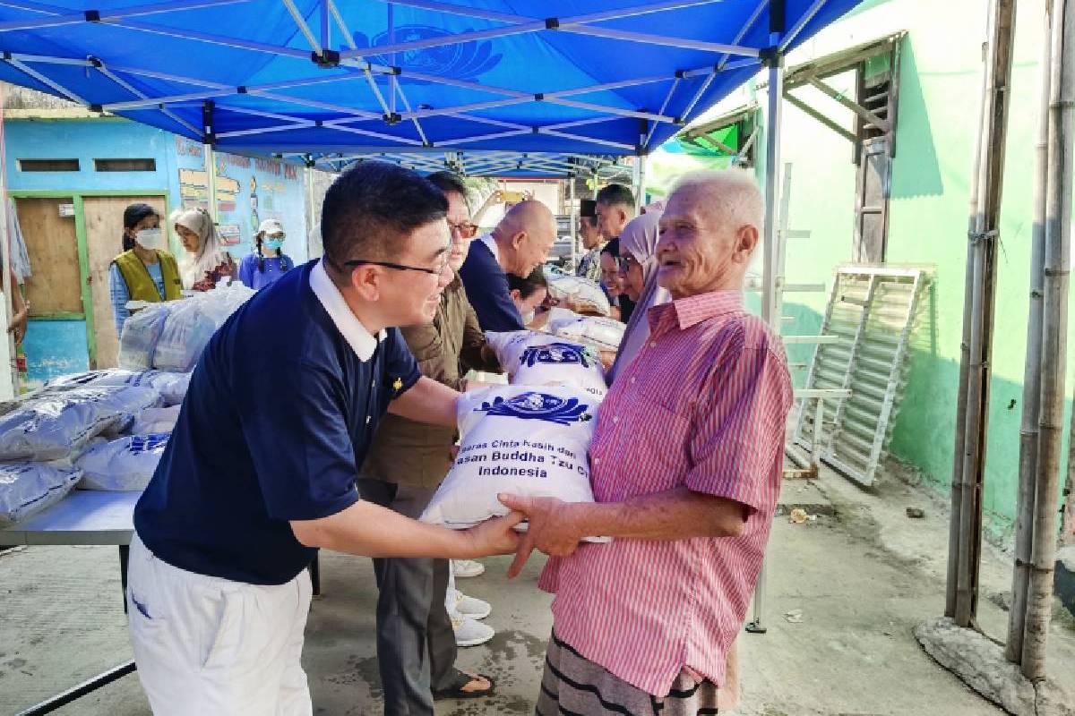 Relawan Tzu Chi Membagi 2000 Paket Lebaran di Awal Ramadan