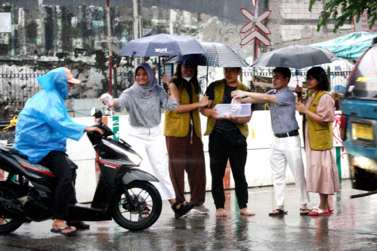 Hangatnya Berbagi Takjil Relawan Kota Depok