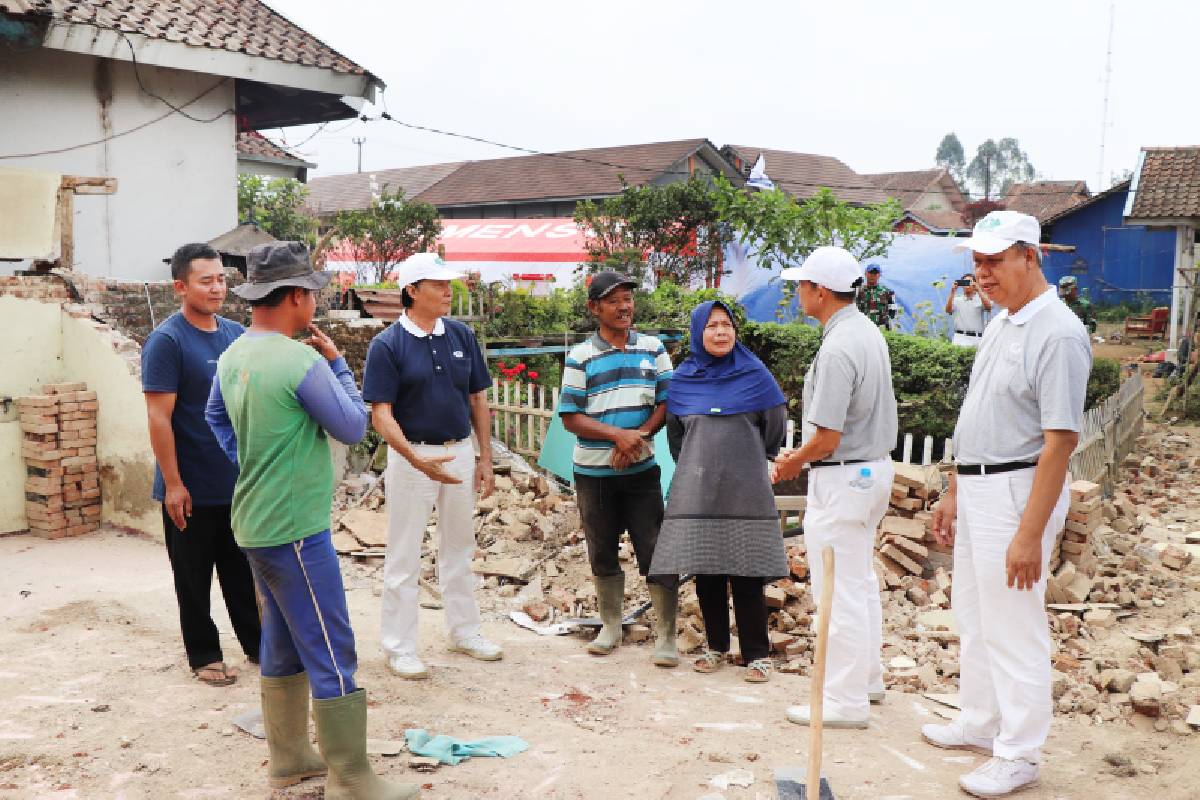 Tzu Chi Bandung Salurkan Bantuan untuk Warga Kertasari yang Terdampak Gempa