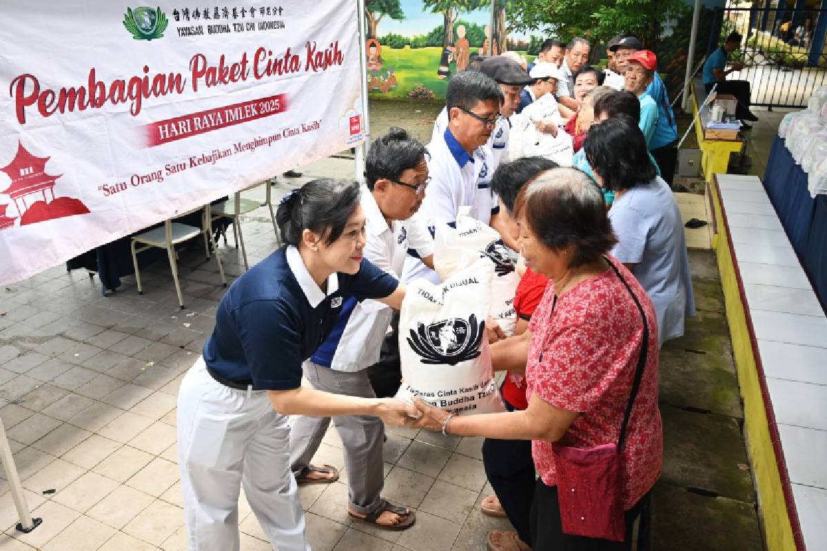 Berbagi Kebahagiaan Jelang Imlek di Curug Kulon