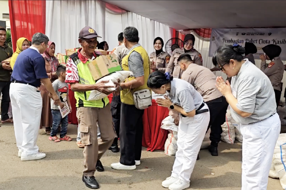 Semangat Cinta Kasih Tzu Chi, 850 Paket Sembako dan Layanan Kesehatan untuk Warga Cikarang